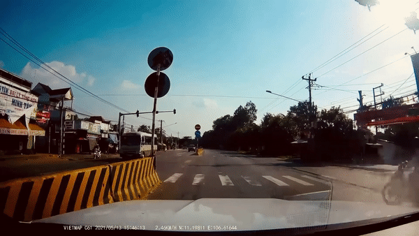 Xe may qua duong au suyt va cham voi oto hinh anh