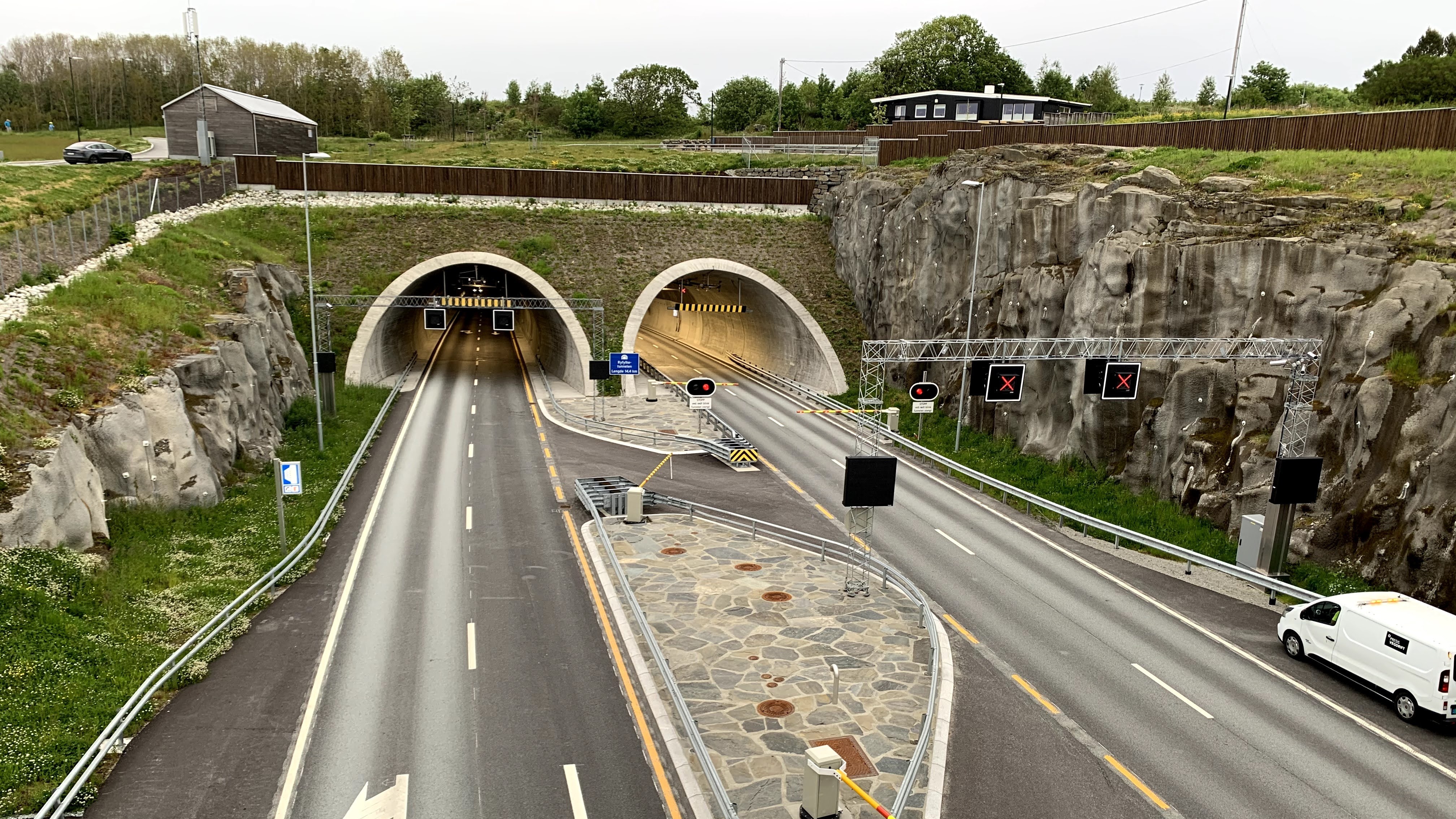 Ben trong duong ham cao toc duoi bien sau nhat the gioi hinh anh