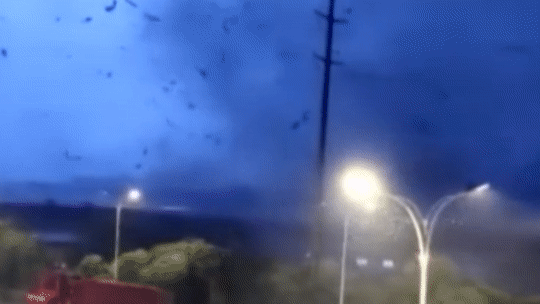 Nhieu ngoi nha o Vu Han tan hoang vi loc xoay bat thuong hinh anh