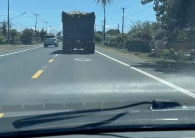 Xe tai lam roi da xay dung tren duong hinh anh