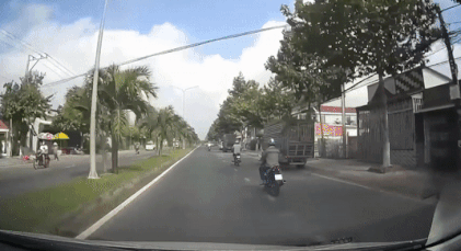 Tai xe xe tai suyt gay tai nan khi mo cua khong quan sat hinh anh