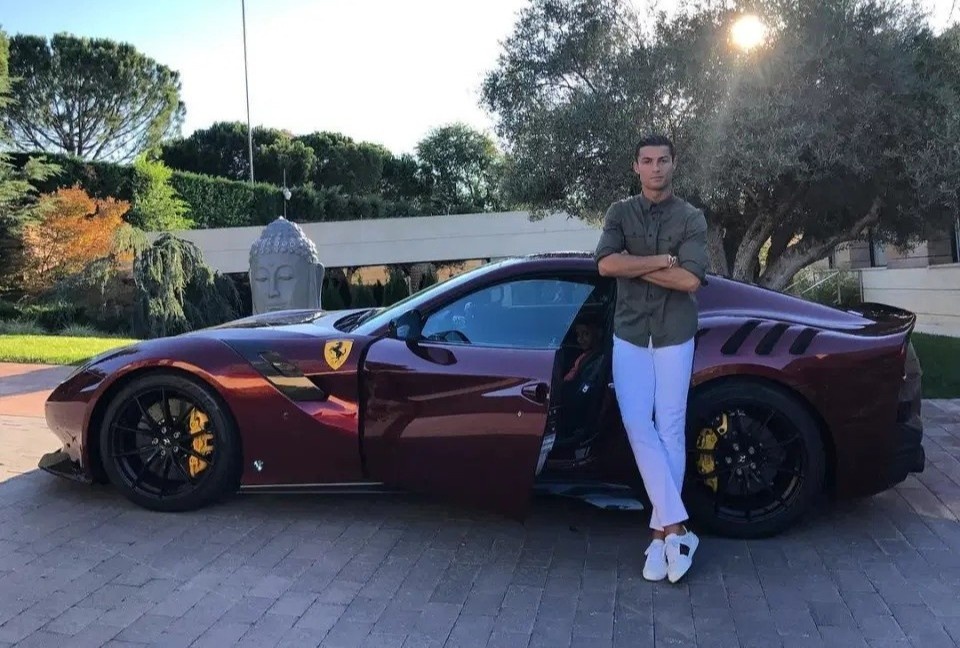 Ronaldo mang dan sieu xe roi khoi biet thu o Italy hinh anh