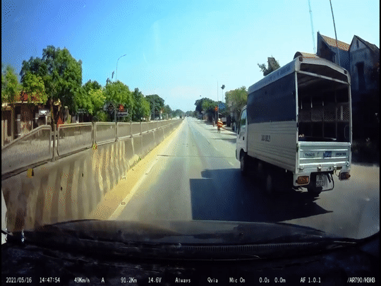 Oto tap lai chuyen lan suyt gay tai nan hinh anh