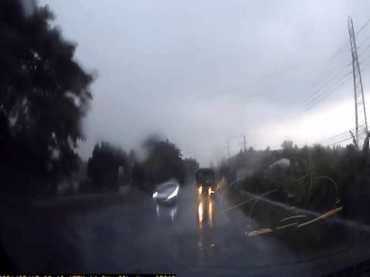 Xe tai vuot au suyt gay tai nan hinh anh