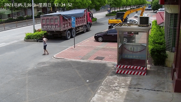 Oto boc chay khi dang chay tren duong hinh anh