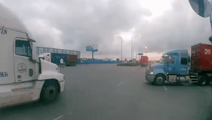 Xe container qua giao lo va cham voi xe khac hinh anh