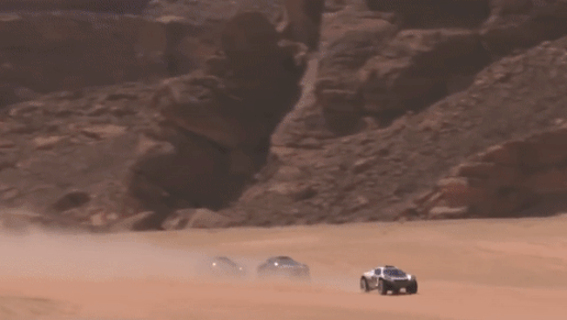 Xem oto dien vuot dia hinh kho hinh anh