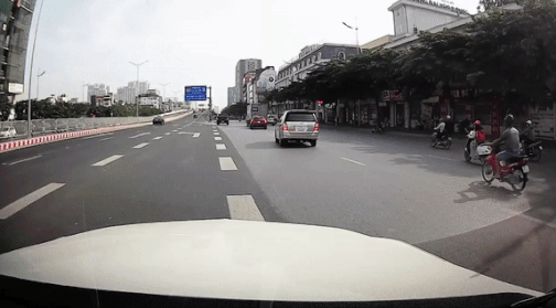 Xe tai chuyen lan suyt gay tai nan hinh anh