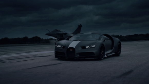 Sieu xe Bugatti Chiron chay dua voi may bay phan luc Rafale Marine hinh anh