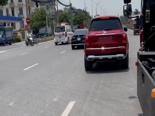 Xe Mercedes khong bien so di nguoc chieu o Ha Noi hinh anh