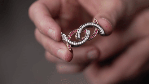 Chiec nhan nam kim cuong co the bien hinh cua Rihanna hinh anh