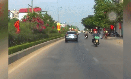 Xe dap qua duong au suyt va cham voi oto hinh anh