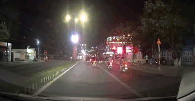 Nhom nguoi di xe may vuot den do o Vinh Long hinh anh