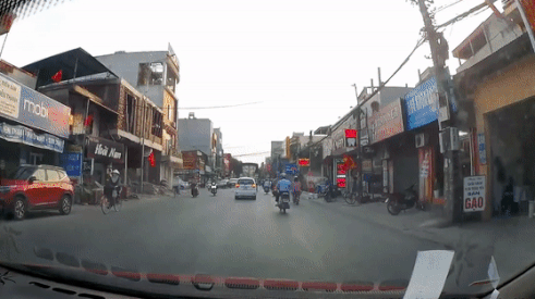 Xe may sang duong au suyt va cham voi oto hinh anh