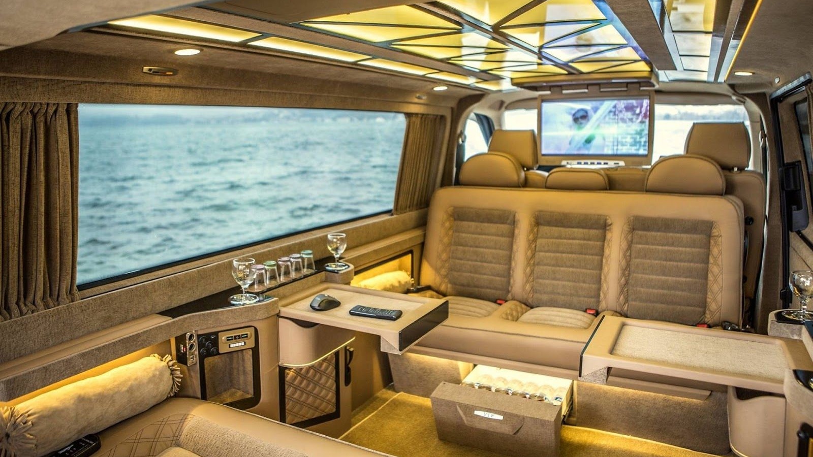 Nhung can phong di dong sieu sang tren oto hinh anh