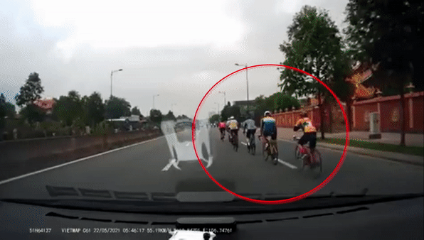 Oto va quet voi nhom di xe dap o TP Thu Duc hinh anh