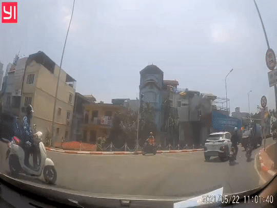 Xe may vuot den do bi oto tong nga hinh anh