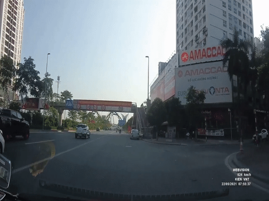 Xe may va cham voi oto tai Ha Noi hinh anh