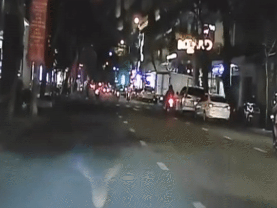 Ferrari 458 Spider suyt va cham voi nguoi qua duong tai TP.HCM hinh anh