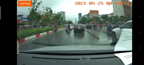 Nguoi di xe may phanh gap nga vao gam oto hinh anh