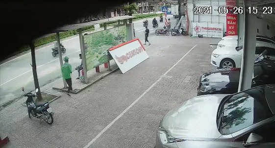 Oto di nguoc chieu voi toc do cao tai Ha Noi hinh anh