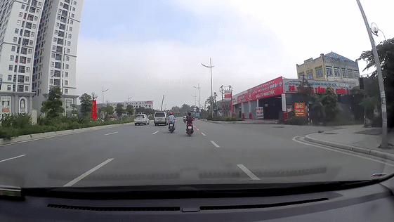 Xe tai di nguoc chieu tai Ha Noi hinh anh