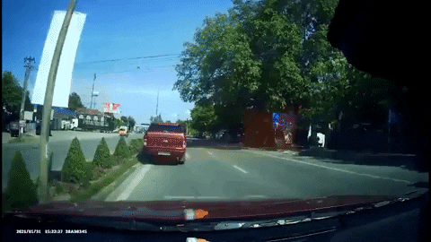 Oto mat lai dam vao cot den hinh anh