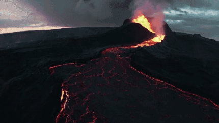 Drone lao vao nui lua ghi lai canh quay ngoan muc hinh anh