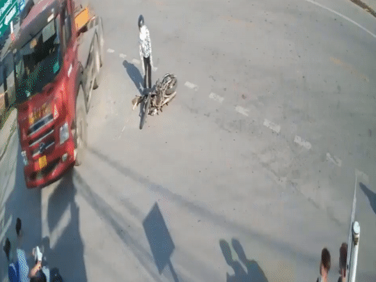 Hai thanh nien quay lai giup nguoi gap nan sau khi va cham hinh anh