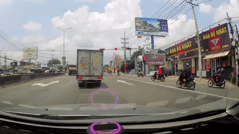 Xe may qua duong gap tai nan o quoc lo 51 hinh anh