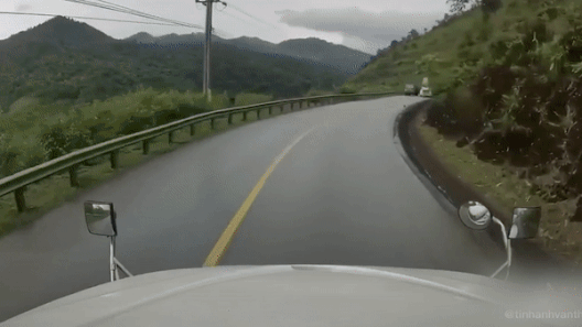 Xe container vuot au suyt gay tai nan tren quoc lo 12 hinh anh