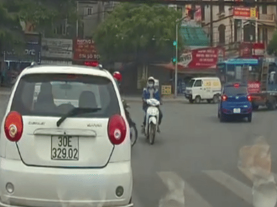 Xe may vuot den do bi dam nga o giao lo hinh anh