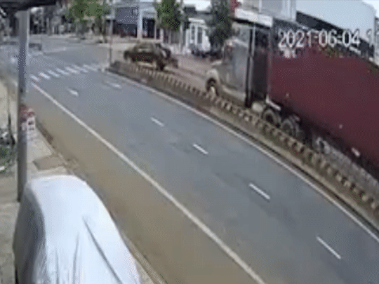 Oto bi xe container dam khi sang duong hinh anh