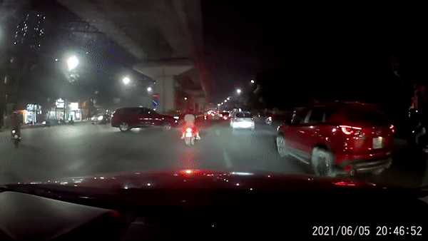 Xe may cho 3 va cham voi oto tai Ha Noi hinh anh