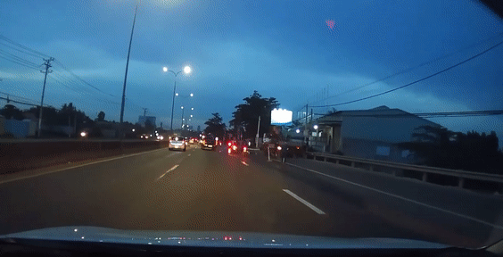 Vet dau loang tren quoc lo 51 khien xe may truot nga hinh anh