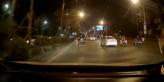 Xe may di nguoc chieu o Ha Noi hinh anh