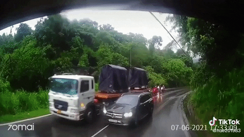 Xe Mercedes vuot au suyt gap tai nan o deo Bao Loc hinh anh