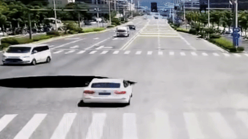 Oto bi sup ho ngay giua giao lo o Trung Quoc hinh anh