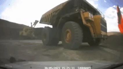 Xe tai dam trung oto gay tai nan nghiem trong hinh anh