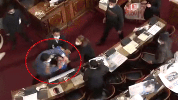 Hai nghi si dam nhau toi tap giua cuoc hop quoc hoi hinh anh