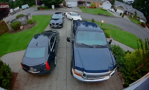 Hai ten trom lay cap phu tung cua chiec Ford F-250 giua ban ngay hinh anh