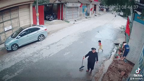 Be trai suyt bi oto dam khi chay sang duong hinh anh