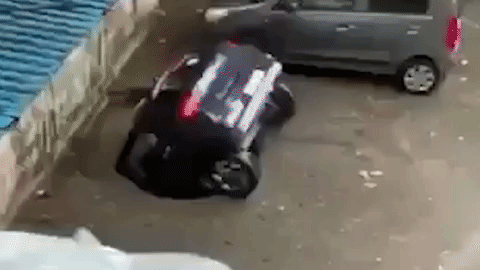 Khoanh khac 'ho tu than' nuot chung oto tai An Do hinh anh