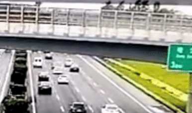 Xe tai dam vao lan can cau vuot o Trung Quoc hinh anh