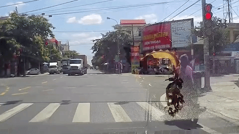 Xe may vuot den do va cham voi xe container hinh anh