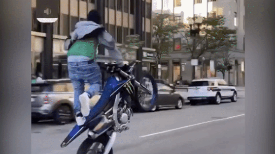 Nguoi dan ong gap nan khi bieu dien moto tren duong pho hinh anh