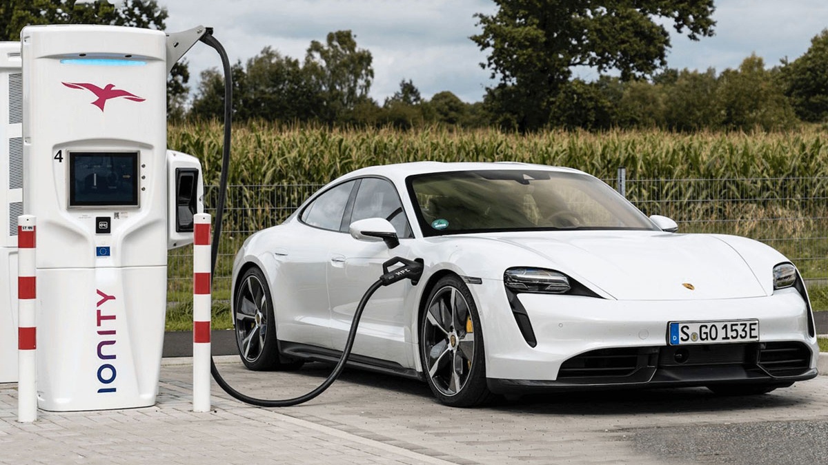 Australia dang tut lai trong cuoc dua oto dien hinh anh