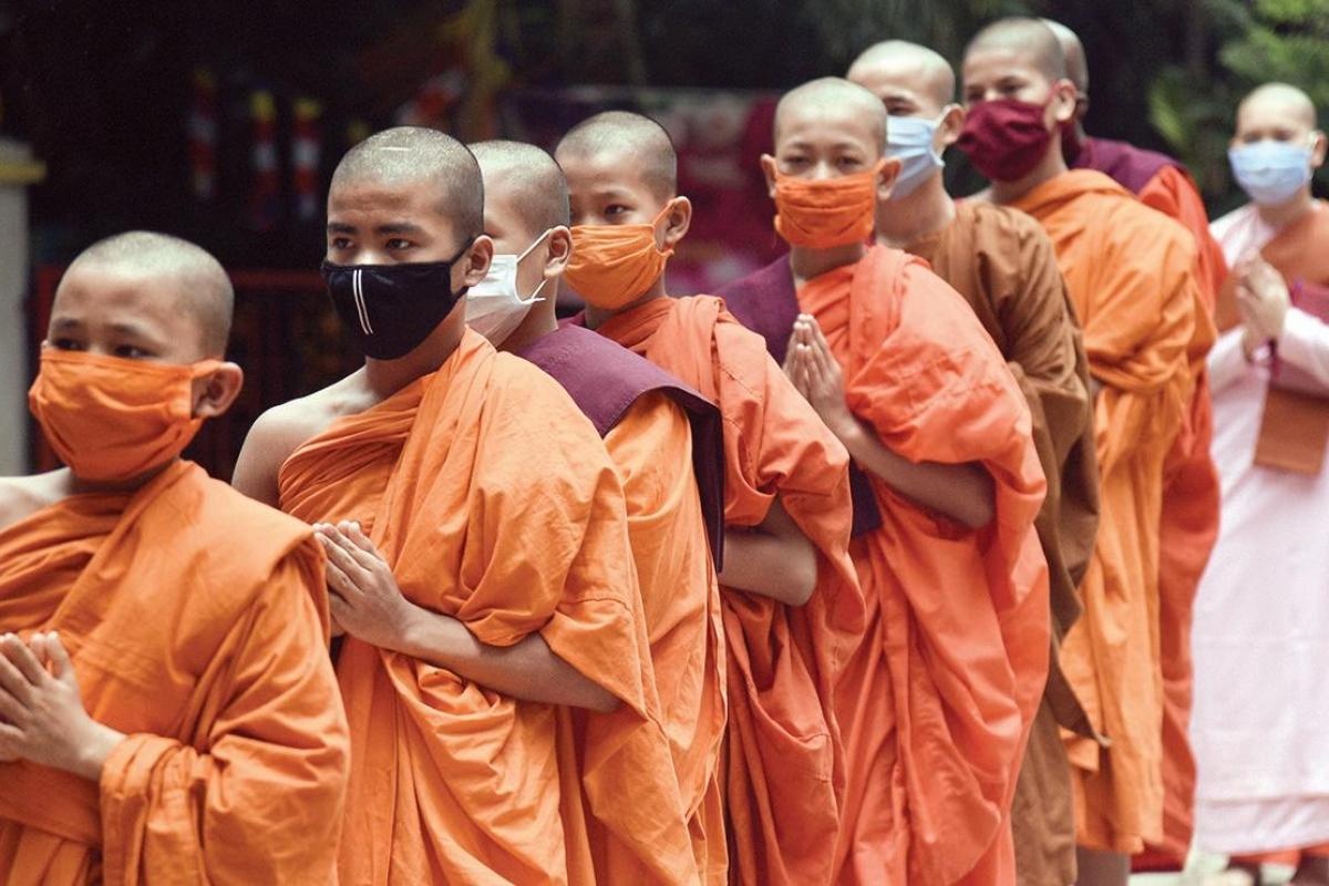 Dich Covid-19 can quet cac ngoi chua o An Do hinh anh