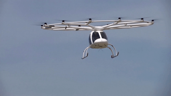 Taxi bay dien lan dau tien cat canh tai Phap hinh anh