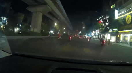 Xe may gap nan vi phanh gap tranh nguoi di bo hinh anh